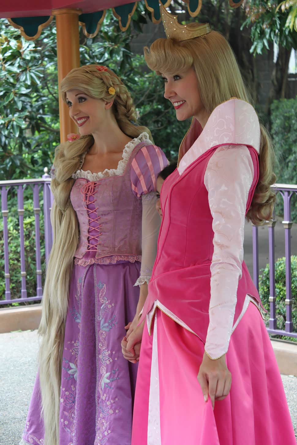 骑迪士尼的地铁花车巡游xx公主xx公主 都是真人 不过化妆画的象假人xxx公主