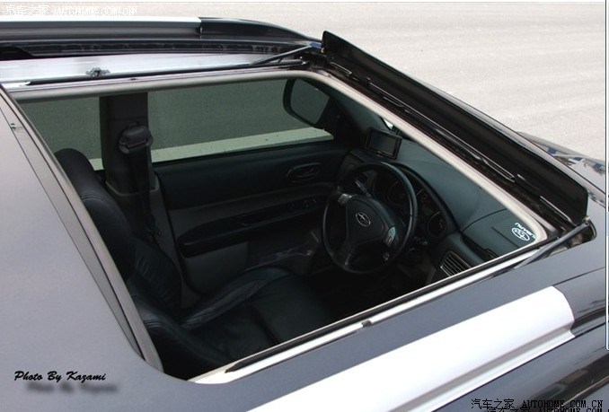 请教高手。这全景天窗是怎么打开的