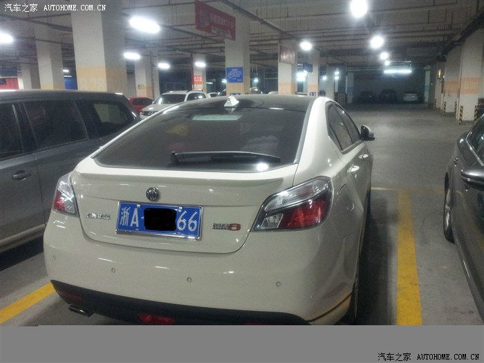 我的白车黑顶白鲨鱼天线