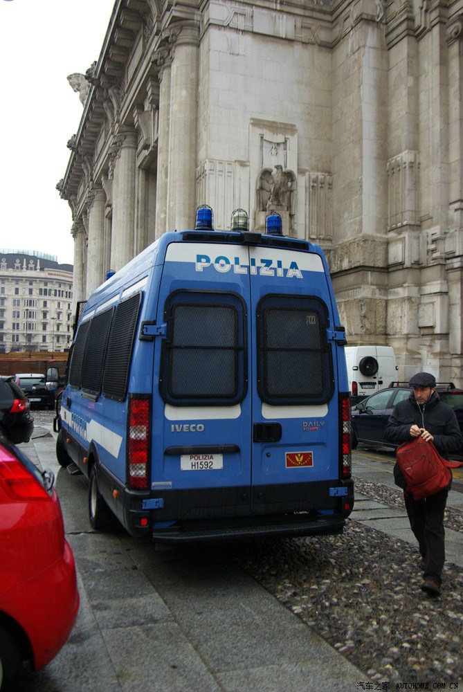 依维柯警车 ,在米兰大教堂和中央火车站拍的 旁边的小车也是菲亚特