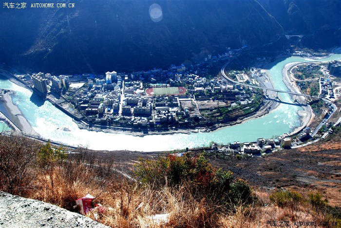 太阳再拍山渡河和泸定县城角