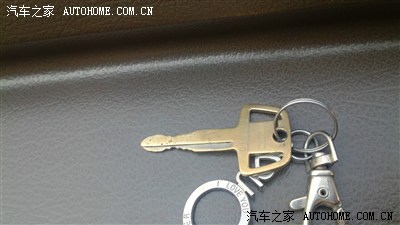 老车20多的年纪了三菱皮卡。后边是我家的参