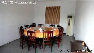 吃饭的包间,跟城市的小饭馆没啥区别,不能稿点乡土气息吗