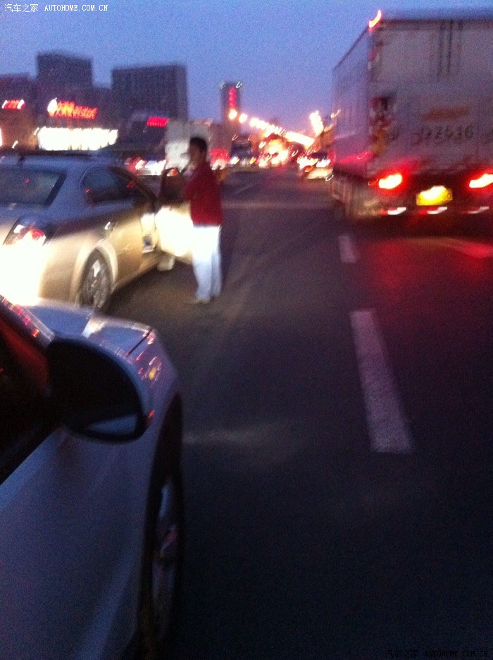 【图】车在高架被刮蹭,警察来了居然意会我认