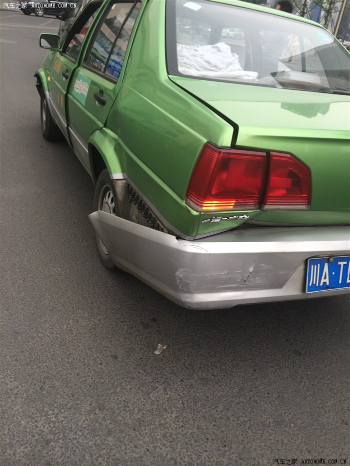路遇捷达和s60撞车 车祸高清图片