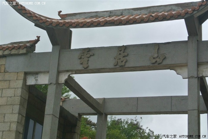 我们身在江西,美丽的云居山可谓近咫尺。2014年4月20日,悦家军车友会组织了一场云居山自驾游活动。早晨八点半赶到赣江大桥下集合,旁边还有一些其它的车队似乎也是自驾游活动集合地。可见,春暖花开,都想更加亲近大自然。陆陆续续,不对,应该说是慢慢吞吞,或许是即将拥抱大自然激动的心情,等待显得物别漫长,大家总算到齐了。团长包子一声令下,由丁哥的黑色瑞鹰做头车,一行六辆车浩浩荡荡出发了。 途中欢歌笑语,除了开心还有一些小紧张,说实话第一次这样自己开车参加大部队自驾游,一方面想排在尾车,因为害怕自己驾驶技术不如前