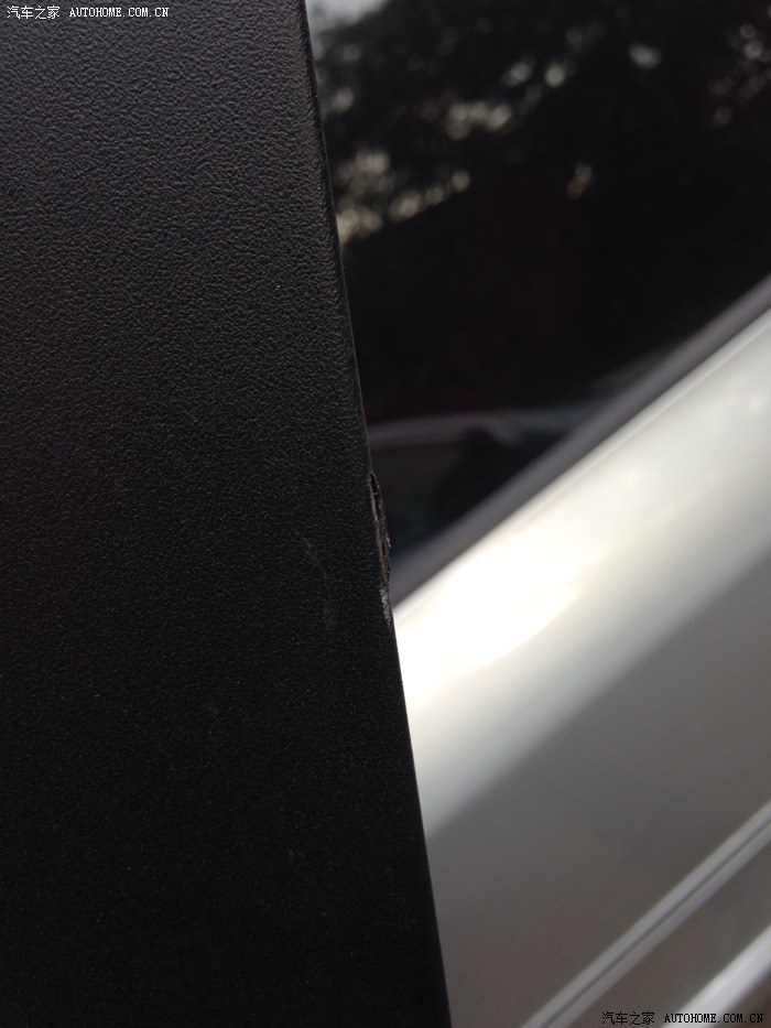 车窗玻璃旁边的门框上的黑色塑料皮起皮了,用什么胶粘