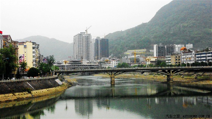 清澈的岚河,岚皋因旅游也开始发展起来