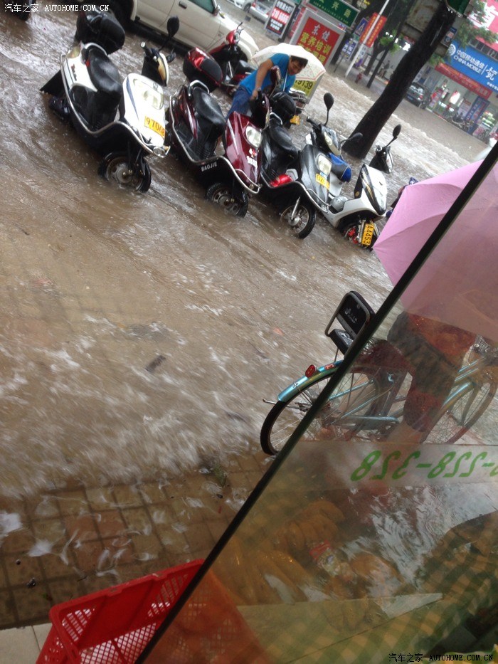 【图】惠州暴雨,车停在人行道上也难逃厄运!