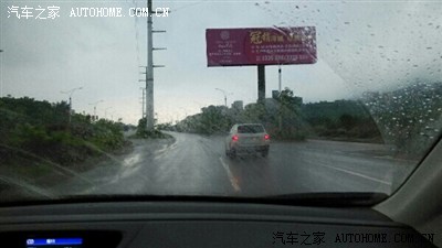 前挡玻璃下雨天开车会起雾雨刮去不掉