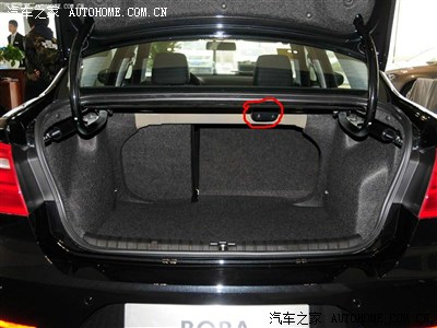 新宝来后备箱里面两个喇叭中间黑色的塑料块是