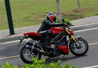 杜卡迪超级街车街霸Streetfighter1100s和昔日超级跑车1098s_摩托车论坛_手机汽车之家