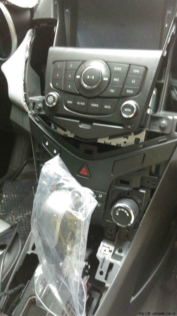 自己动手安装v盛科鲁兹后备箱开关,还带usb充电器无损安装不破线