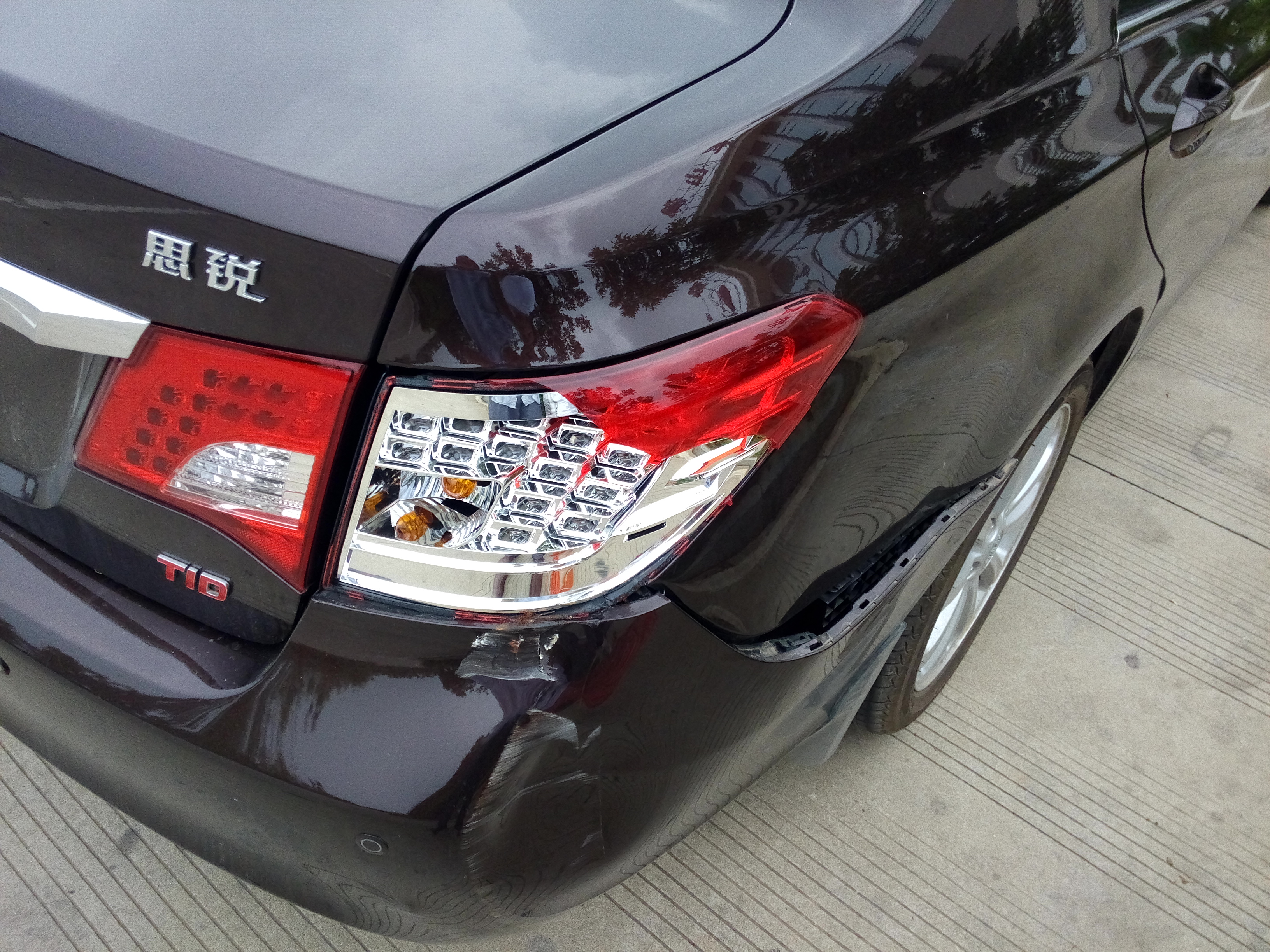 【图】今天倒车撞了,哎。。。_思锐论坛_汽车之家论坛