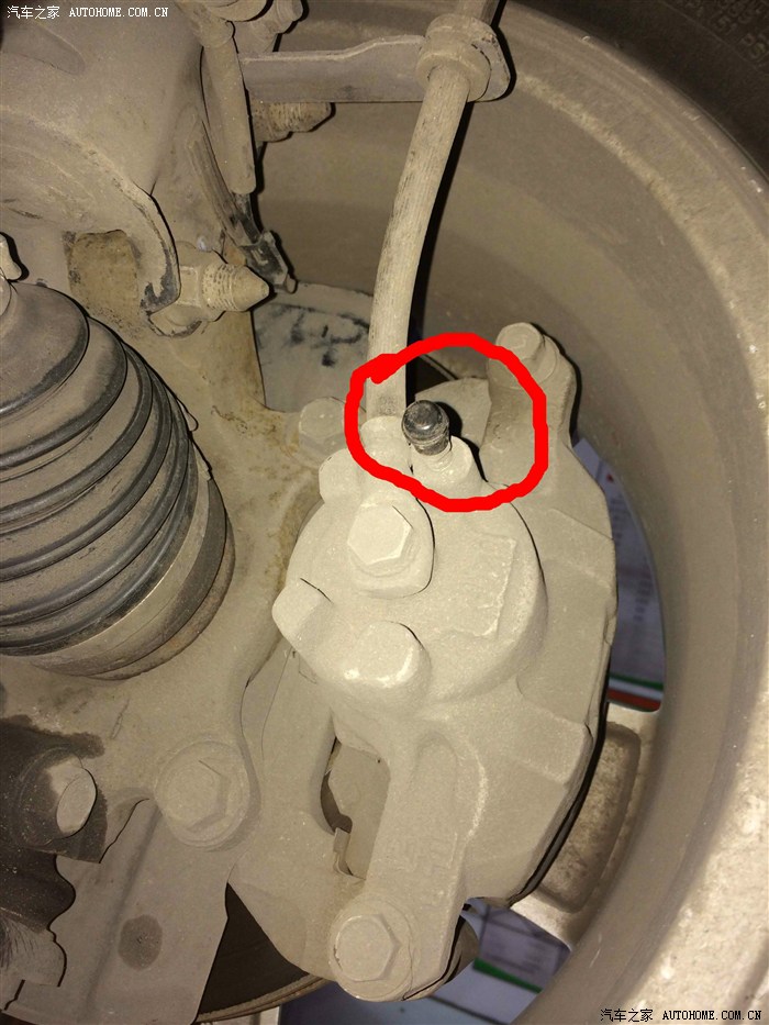 换刹车油的时候发现刹车分泵放油螺丝断了,怎么办?