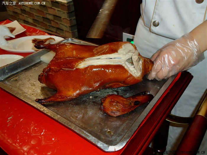 " 全聚德"烤鸭系宫庭秘制配方.选鸭.选果木.选配料极其讲究.