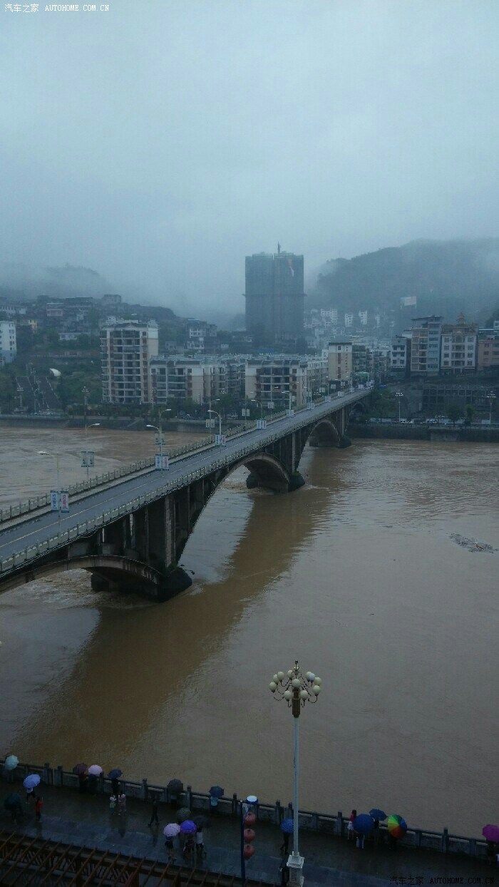 沿河乌江涨水一顿船撞乌江大桥至使大桥封闭人车不能过