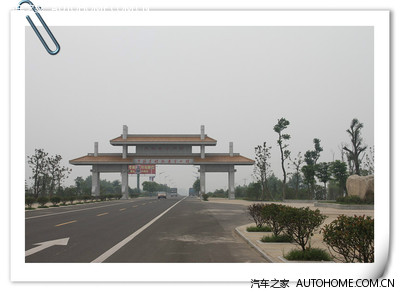 经过明光,继续西行,到了凤阳界过了大溪河镇不远,就有一个巨大路