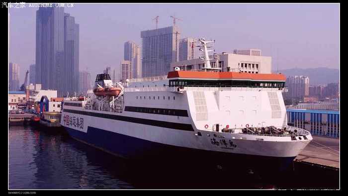 站在仁川邮轮甲板上看到对面的中国海运集团的"海洋岛"号邮轮.
