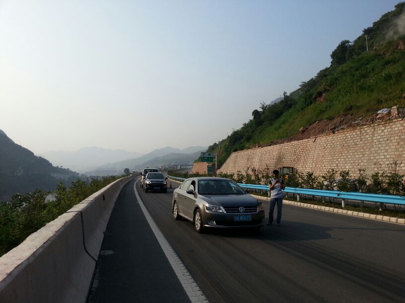 成遵高速347公里处山体滑坡和路基下沉习水土城段