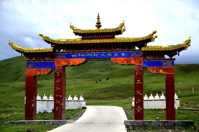 离开八美石林,继续塔公方向,路过到木雅大寺的路口.