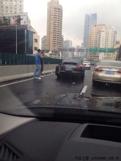 下雨天,一路车祸堵车,看上去伤的不轻.