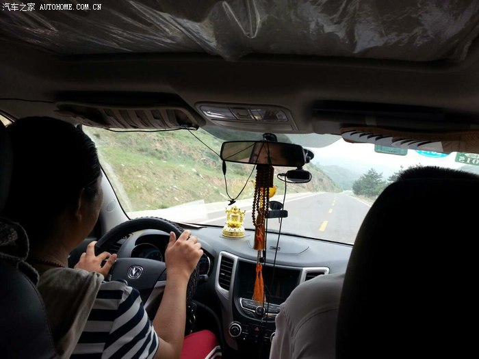 这段路况好点于是让老婆从车里给拍了我开车的照片