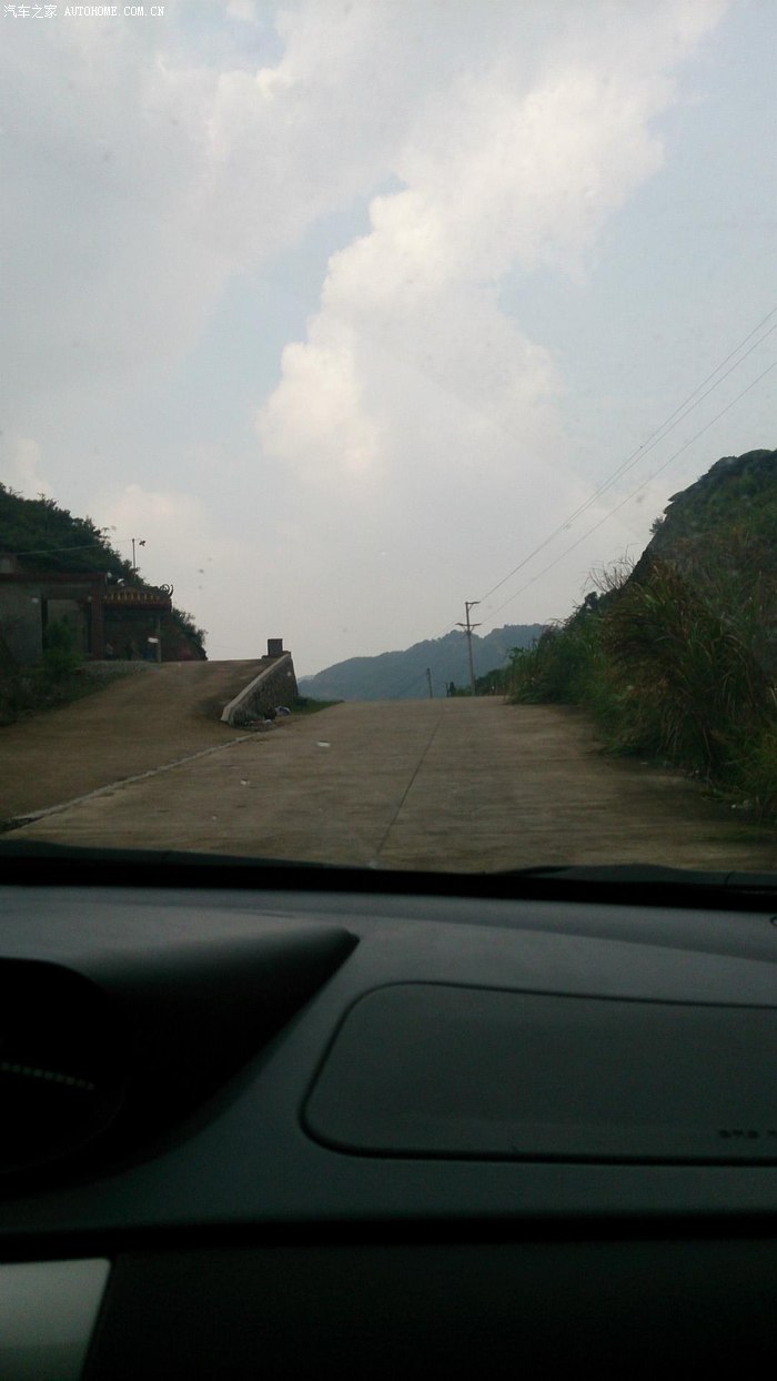 山路十八弯陡坡好陡估计90几度急弯都有1档蜗牛速度