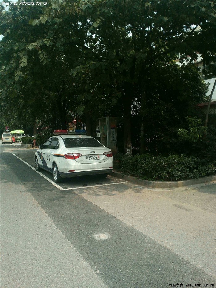 南京街头的艾七警车