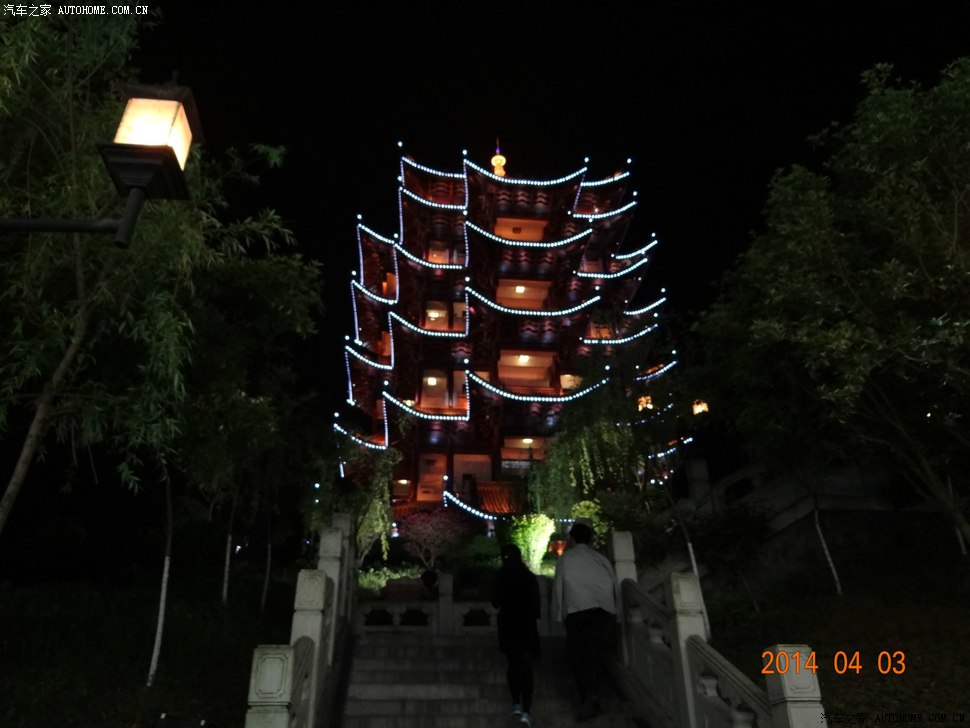 一对夫妻登顶游览安澜楼。安澜公园正面夜色最美，五光十色，异彩夺目，