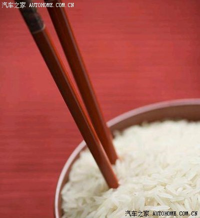 这是因早年间家里死人后要摆供品,其中"倒头饭"就是将筷子插在盛满