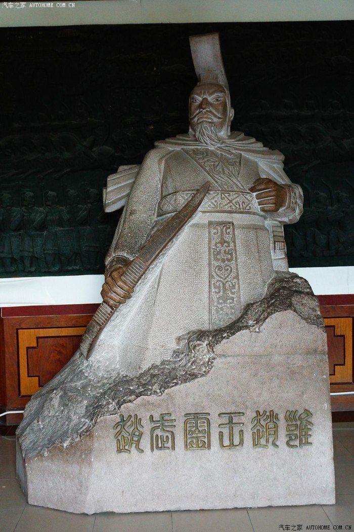 进门就是赵武灵王石像,发现古代帝王有点撞脸,样子都很像!