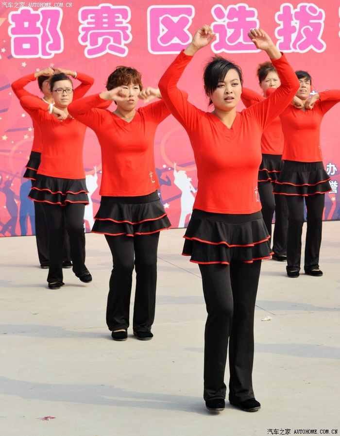 广场舞上的美女们-"凤凰汽车城杯"2014利津群众广场舞大赛