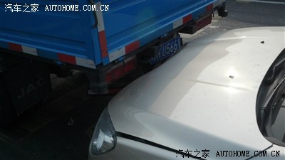 路口等灯惨遭追尾,无良司机酒驾逃逸。索赔路