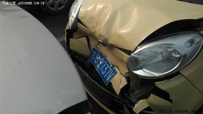 【图】路口等灯惨遭追尾,无良司机酒驾逃逸。