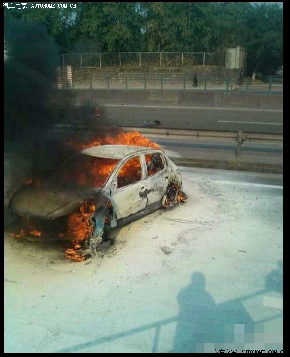 【图】夏蓉高速轿车起火3人亡 疑为一家三口,