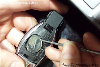 奔驰2011款c200时尚型钥匙更换电池及代用都行