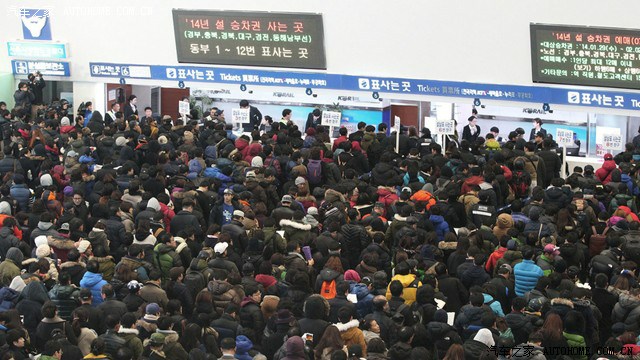 报道,春节前巴掌大地方也通宵排队买火车票。