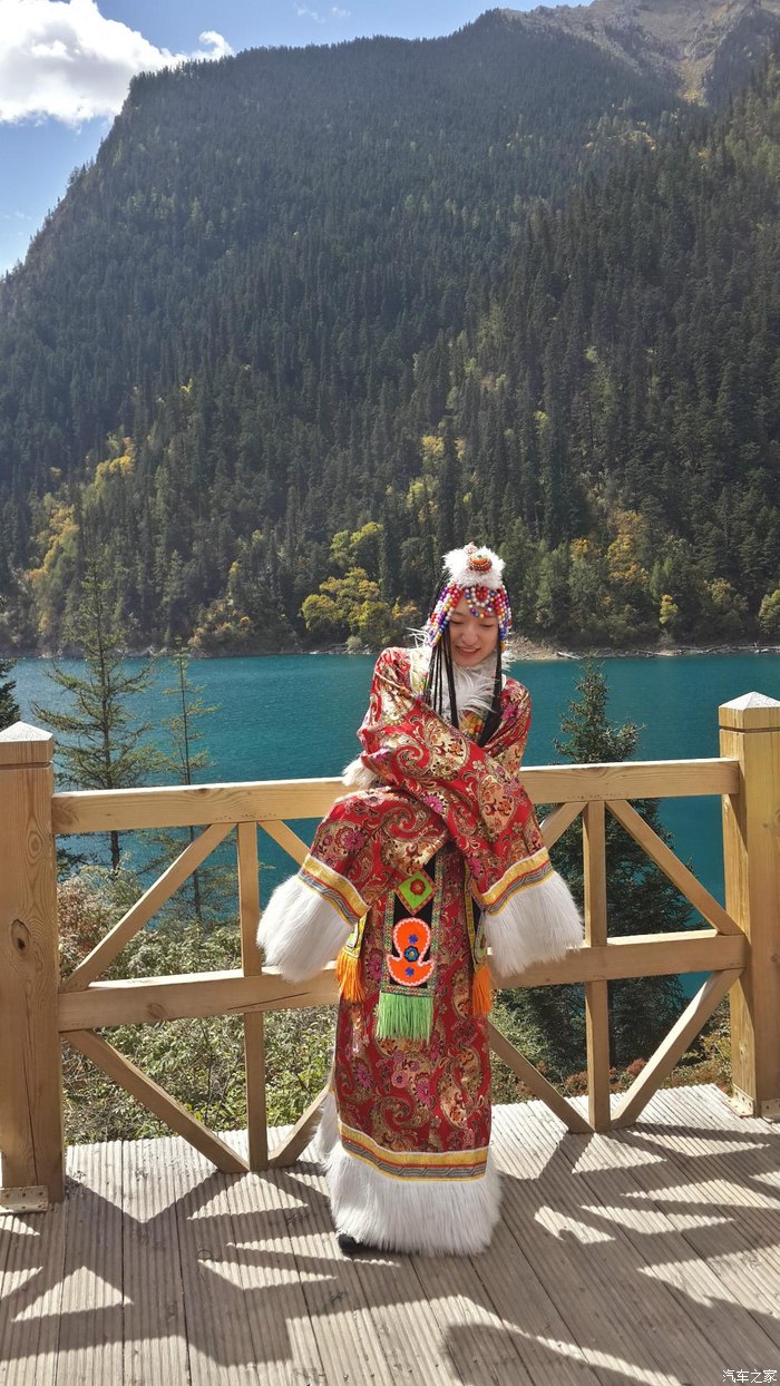 这次神奇的九寨沟和黄龙的旅游是由老婆和宝贝女儿从湖北来重庆探亲引发的,也是圆了女儿考上大学的愿望!!! 我们一家三口人的九寨沟和黄龙的国庆3日游总的来说运气不错,三天天气很好,最关键的是人很少每天只有1万多人哦!据说4号开始每天就有4万人进沟了,用导游的话说我们这批游客是积了大德的