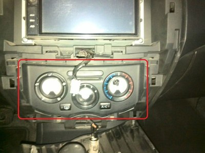 骊威空调的ac开关坏了,怎样拆下总成面板?
