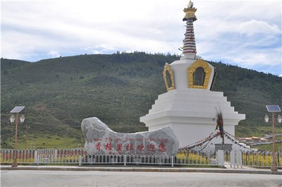 香格里拉欢迎你.虽然不是第一次来这些地方,但是还是留了张照片!