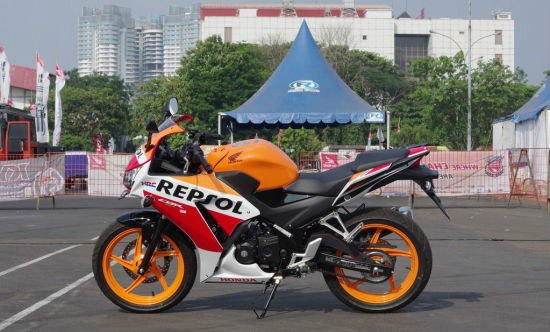 2015款本田cbr150r轻量跑车于印尼发布