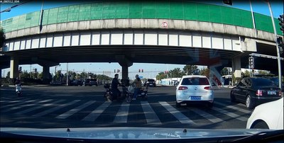 沪ARN123桑塔纳3000逆行+转弯道直行+闯红