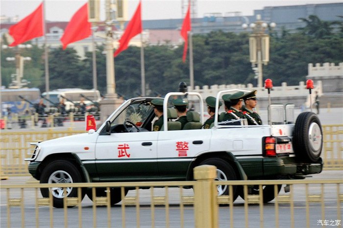 找到了北京武警乘坐猎豹巡逻车的图(6人坐法)