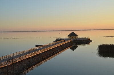     哈素海旅游区位于呼和浩特市和包头市中间,土默川平原