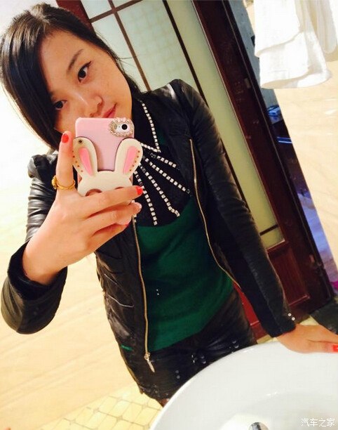 房间里老婆在卫生间自拍