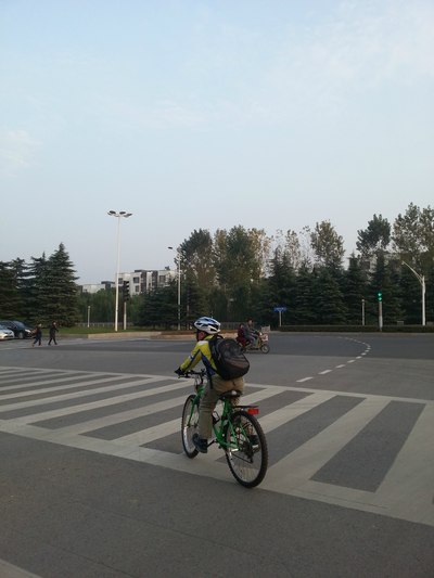 【父子单车自驾行】小小少年郎--上学路上!