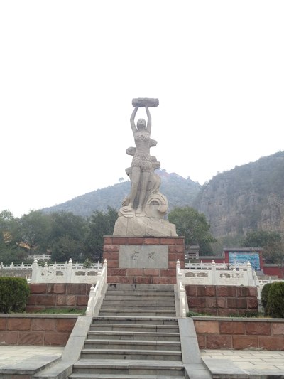 景区门口女娲补天神像