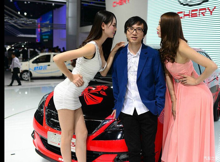 【图】电竞冠军狗哥跨界代言 Showgirl左拥右