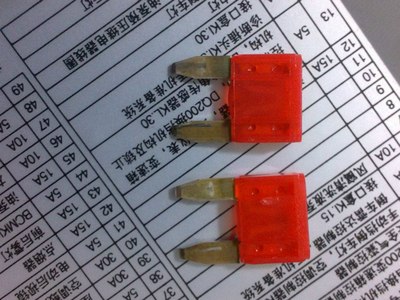 玻璃水结冰,雨刷不动,图解更换保险丝作业